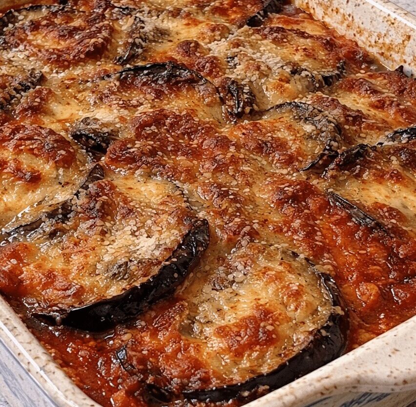 Μελιτζάνες στο φούρνο με λιωμένα τυριά: Η εύκολη συνταγή που γίνεται ανάρπαστη