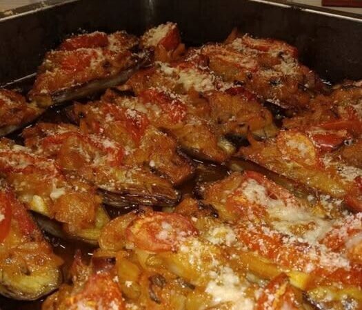 Μελιτζάνες στο φούρνο με μελωμένα κρεμμύδια – Παραδοσιακή συνταγή