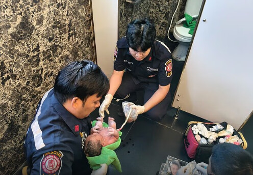 Βίντεο σοκ: Καθαρίστρια βρήκε ζωντανό νεογέννητο μωρό μέσα στο… καζανάκι τουαλέτας