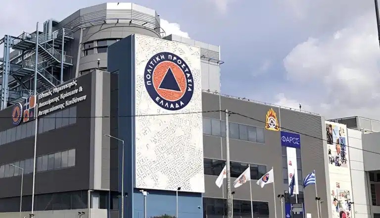 «Καθίστε στον δρόμο χωρίς να ξαπλώσετε» – Οι οδηγίες της Πολιτικής Προστασίας για την κακοκαιρία