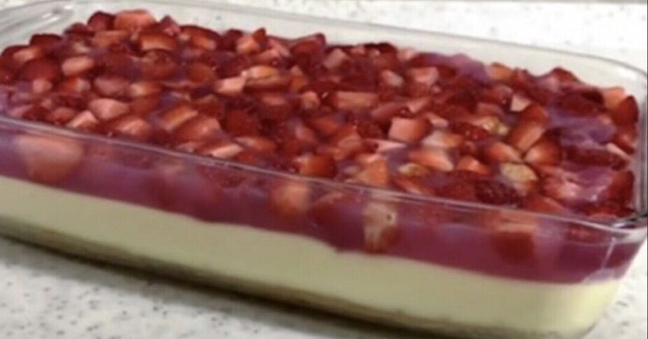 Γλυκό ψυγείου με φράουλες και κρέμα: Εύκολη συνταγή χωρίς ψήσιμο