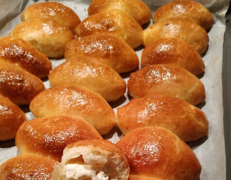 Αφράτα τυροπιτάκια με σπιτική ζύμη: Η εύκολη συνταγή που γίνεται και πίσια