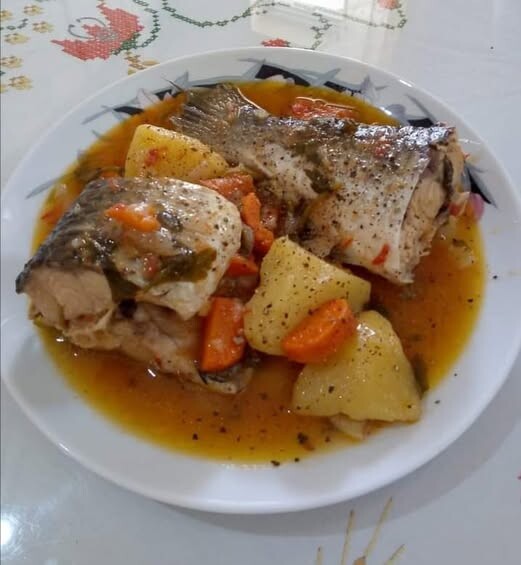 Μεσογειακό ψάρι γιαχνί που λιώνει στο στόμα – Έτοιμο με απλά υλικά!