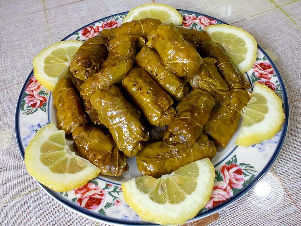 Ντολμαδάκια με φρέσκα αμπελόφυλλα – το μυστικό για τέλειο τύλιγμα