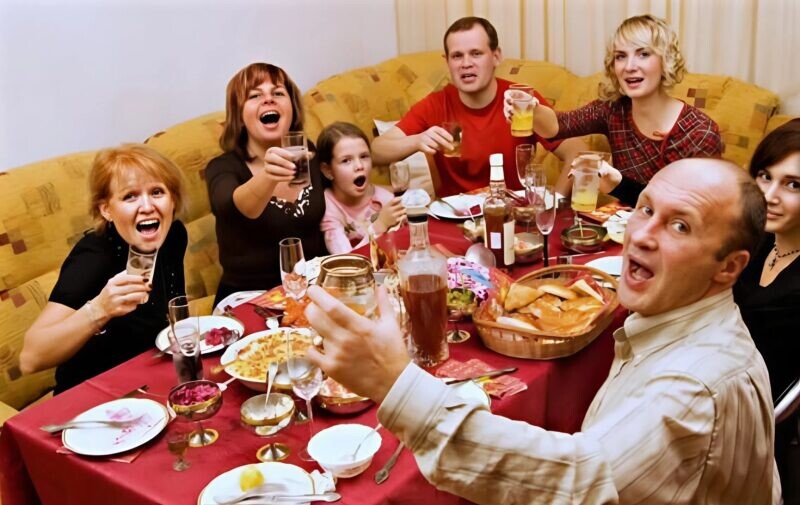 Όσο ήμουν στο νοσοκομείο, η πεθερά μου αποφάσισε να γιορτάσει τα γενέθλιά της στο σπίτι μας, Προσκάλεσε σαράντα καλεσμένους, και τα βρώμικα πιάτα και όλη την ακαταστασία τα άφησε σε μένα να τα καθαρίσω: Ήμουν εξοργισμένη και αποφάσισα να της εκδικηθώ