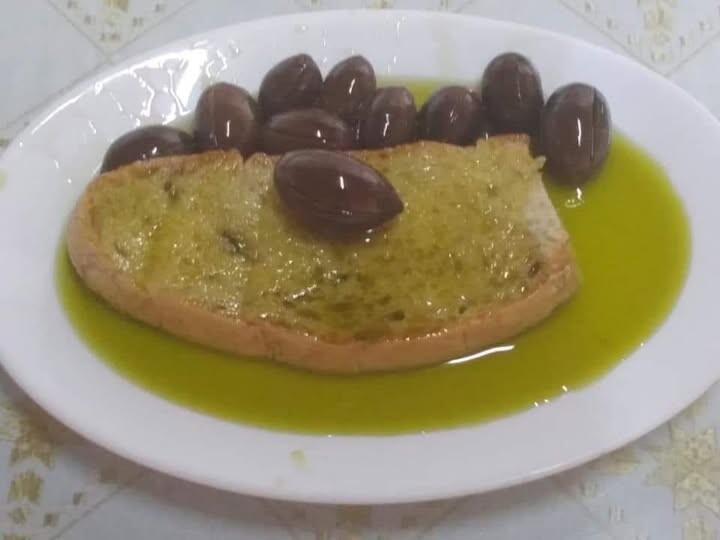 Έτσι μεγαλώσαμε και δεν πάθαμε τίποτα: Το πιο αγνό κολατσιό των παιδικών μας χρόνων που τρώμε μέχρι σήμερα