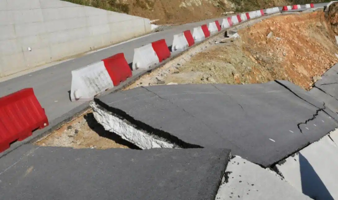 Κατέρρευσε ο νέος παραλιακός δρόμος πριν εγκαινιαστεί – Έργο για.. βραβείο