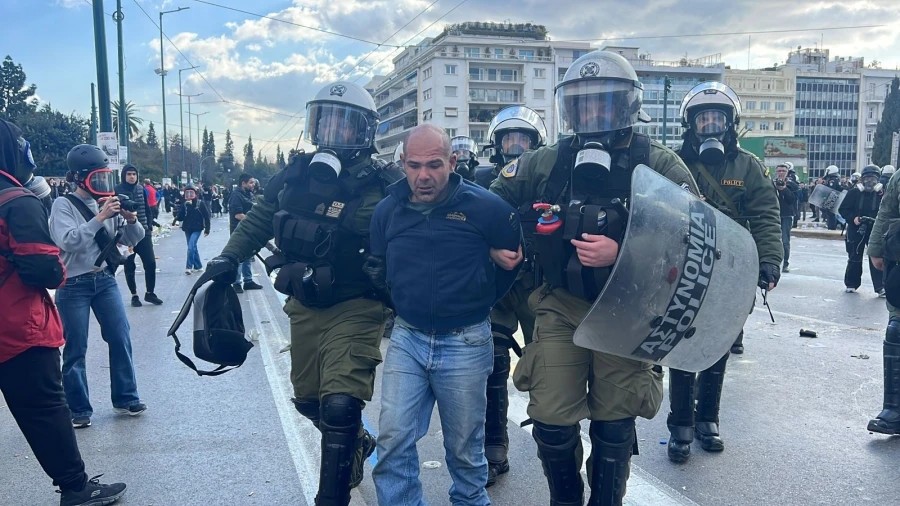 «Έλα, έλα, έλα»: Βίντεο ντοκουμέντο με σύλληψη διαδηλωτή που προκαλεί τρεις αστυνομικούς
