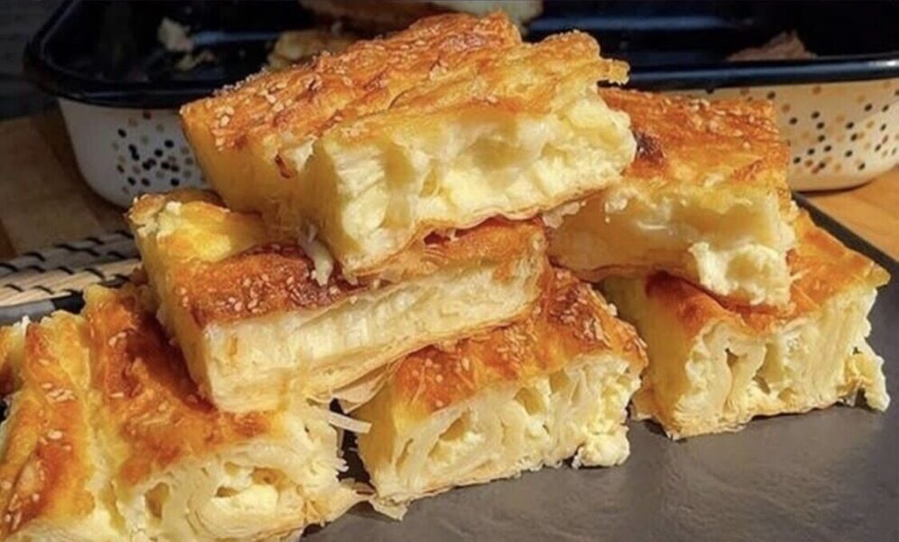 Πίτα με γιαούρτι και τυρί: Εύκολη “αρμόνικα” συνταγή αφράτη και ζουμερή