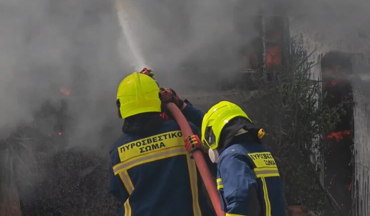 Μεγάλη φωτιά τώρα μέσα στην Αθήνα: Καίγεται κατάστημα, επεκτάθηκε σε διαμερίσματα