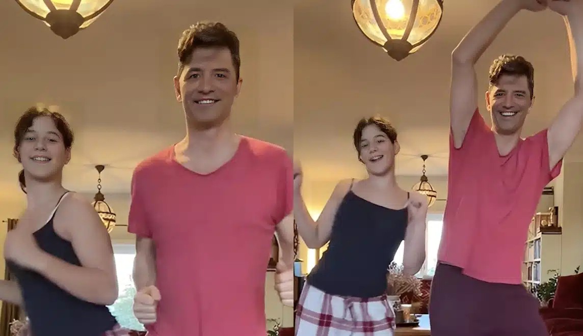 Σάκης Ρουβάς: Το απολαυστικό βίντεο με την κόρη του, Αριάδνη μέσα από το σαλόνι του σπιτιού τους