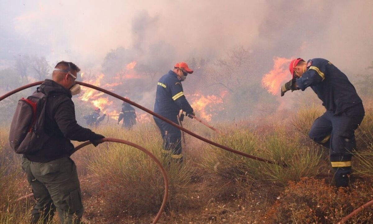 EKTAKTO TΩΡΑ: ΜΕΓΑΛΗ ΦΩΤΙΑ ΣΤΗ ΧΩΡΑ ΜΑΣ – ΣΗΚΩΘΗΣΑΝ ΕΝΑΕΡΙΑ ΜΕΣΑ