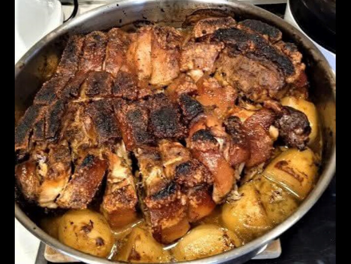 Έγινε λουκούμι ρε παιδιά – Το μυστικό που απογείωσε το ψητό χοιρινό με πατατούλες