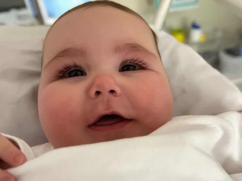 Όταν γεννήθηκε το παιδί μου, ο γιατρός το εξέτασε προσεκτικά… μετά ψιθύρισε χαμηλόφωνα, σχεδόν στον εαυτό του: «Πώς μπορέσαμε να το χάσουμε αυτό;»… Εκείνη τη στιγμή ο κόσμος μου κατέρρευσε