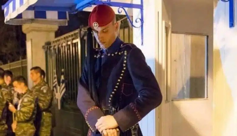 Η μοναδική μέρα η σημερινή που ο Εύζωνας σκύβει το κεφάλι και γυρνάει το όπλο ανάποδα