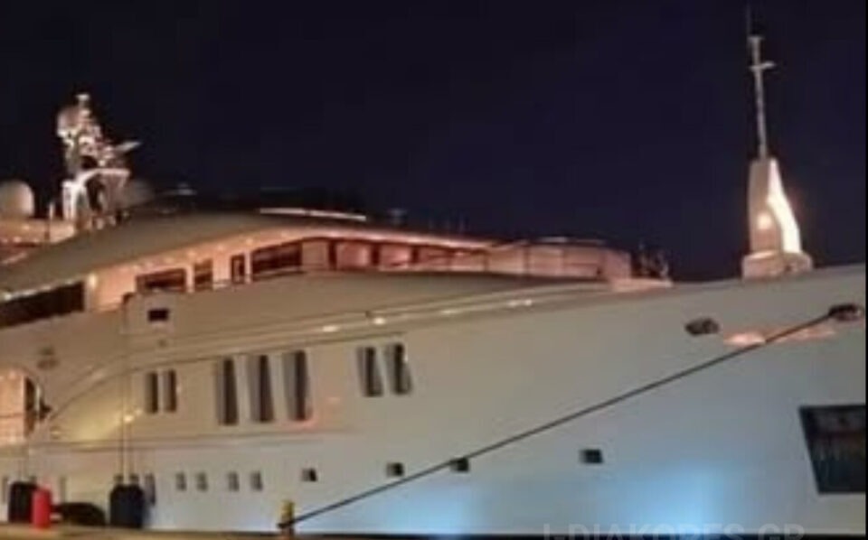 Όλη η Τήνος… έτριβε τα μάτια της με το τεράστιο γιοτ που μπήκε μέσα στο λιμάνι, μόλις είδαν τι όνομα γράφει πάνω και κατάλαβαν ποιανού Έλληνα είναι…
