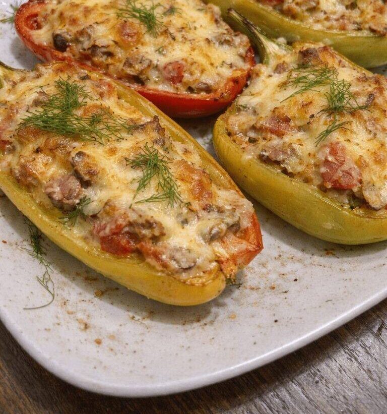 Βάζω μανιτάρια, ζαμπόν και τυρί στις πιπεριές και γίνεται το πιο εύκολο φαγητό-έκπληξη!