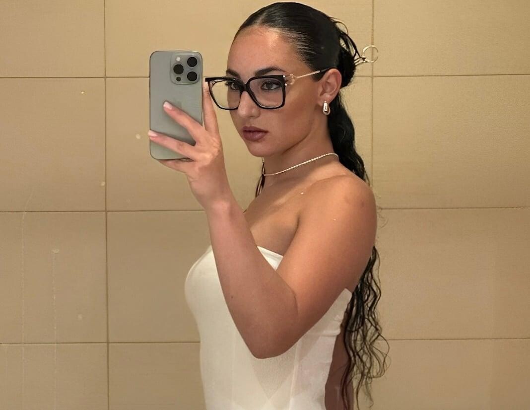 Αγνώριστη η Κλαυδία: Ανάρπαστες οι φωτογραφίες της με μαγιό και χωρίς γυαλιά