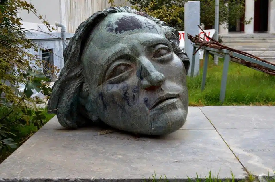 Ποιο πρόσωπο απεικονίζεται στην εμβληματική κεφαλή του Πολυτεχνείου