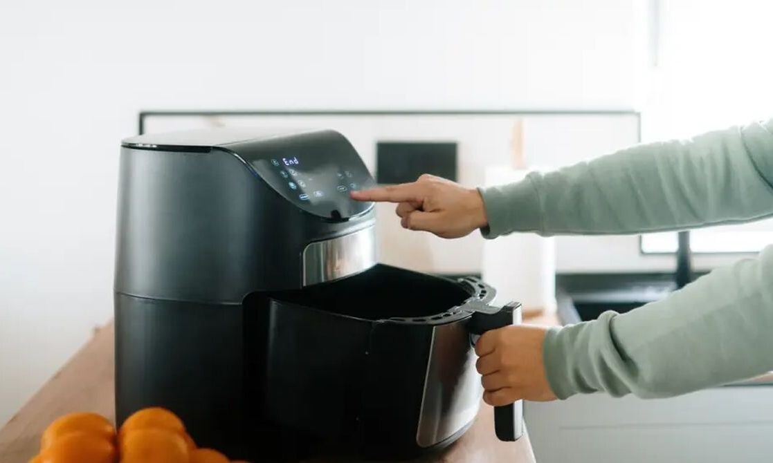 9 πράγματα που πρέπει να μην βάλετε ποτέ στο air fryer