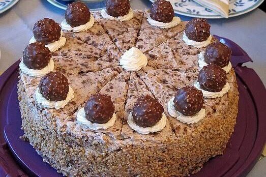 Κέικ Ferrero Rocher 20 λεπτών χωρίς ψήσιμο με 1 φύλλο