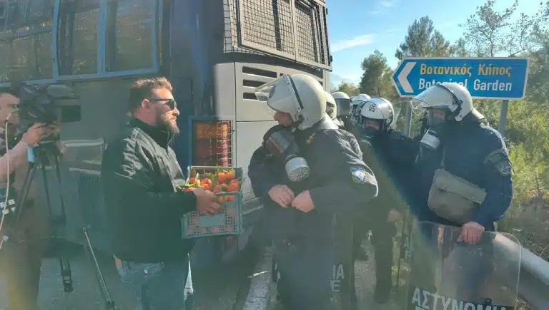 Αγρότες στα μπλόκα μοίρασαν πορτοκάλια στους αστυνομικούς