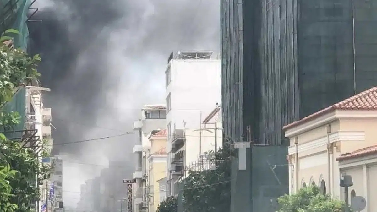 Mεγάλη φωτιά σε κατάστημα Zara στην Πάτρα – Παντού πυκνοί καπνοί σε όλη την πόλη