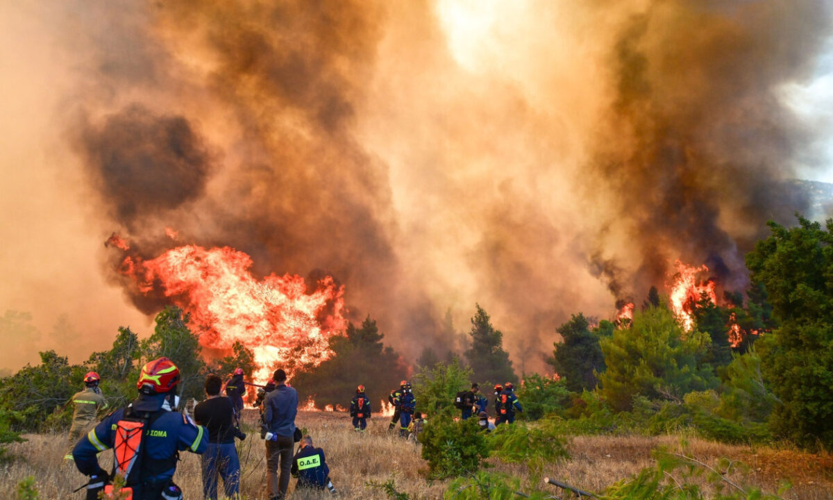 Δραματικές ώρες ξανά: Νέο μήνυμα του 112 για εκκένωση – Καίγονται σπίτια