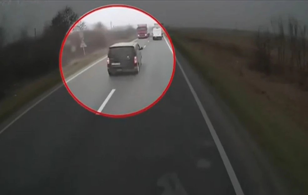 Γιατί ο οδηγός του βαν, εφόσον έκανε προσπέραση, έβγαλε δεξί φλας και πήγε να μπει στη λωρίδα, ξαφνικά έφυγε αριστερά;