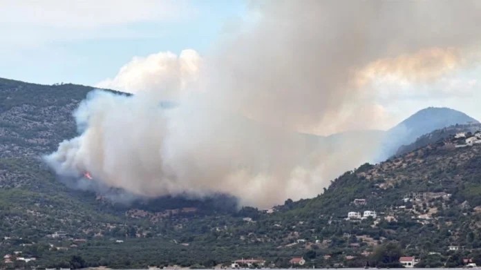 Έκτακτο: Δίπλα στα σπίτια η φωτιά