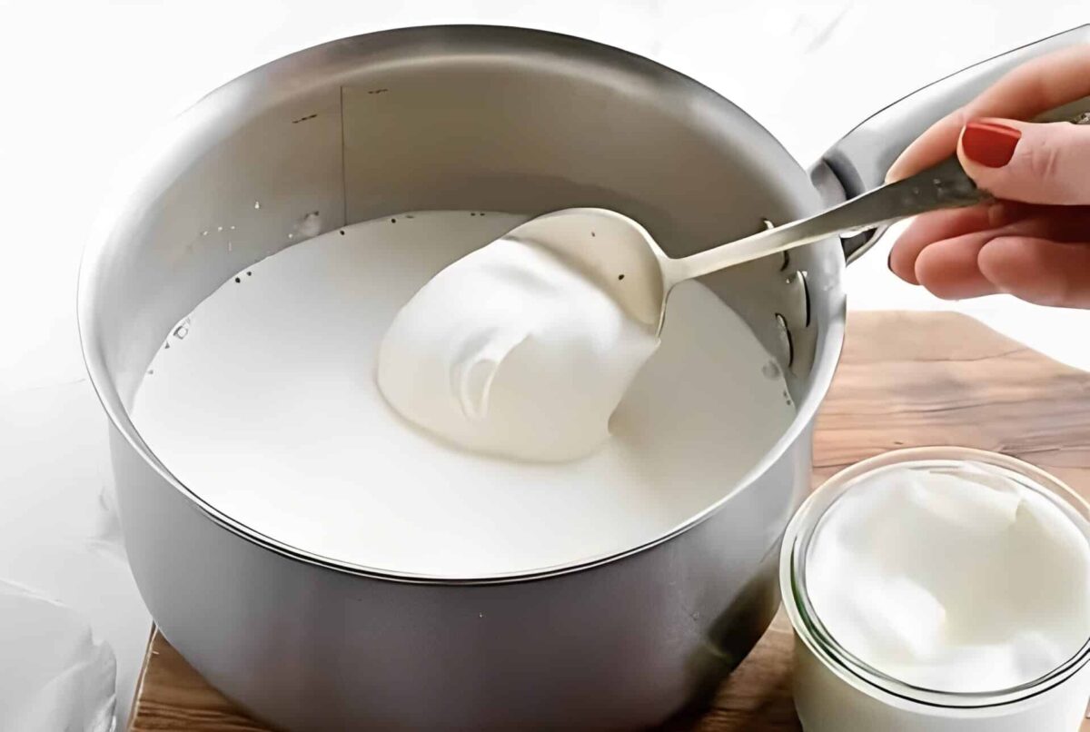 Η παρασκευή σπιτικού ελληνικού γιαουρτιού είναι μια απλή και φυσική διαδικασία