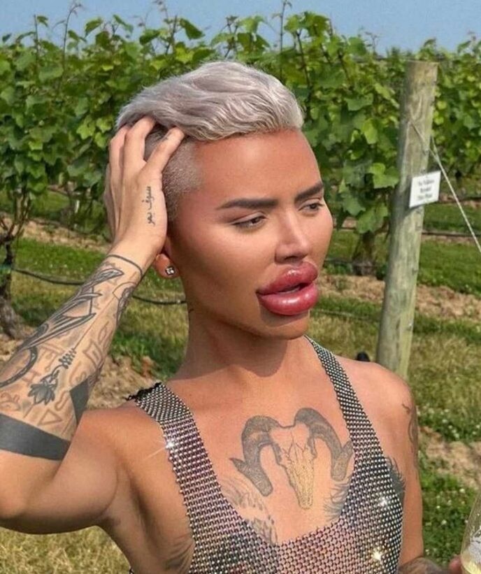 Όλος ο κόσμος έμεινε άφωνος όταν ο μη συνηθισμένος τύπος με τις πολλαπλές επεμβάσεις μοιράστηκε τις φωτογραφίες του αρχείου του