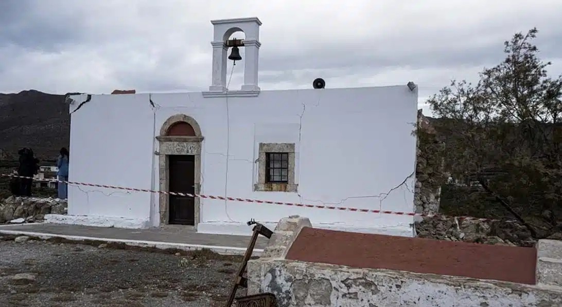 Σεισμοί στην Εύβοια: Διακόπηκε από τα Ρίχτερ βάπτιση, έπαθε ζημιές η εκκλησία – Κατέρρευσε εγκαταλελειμμένο κτίριο