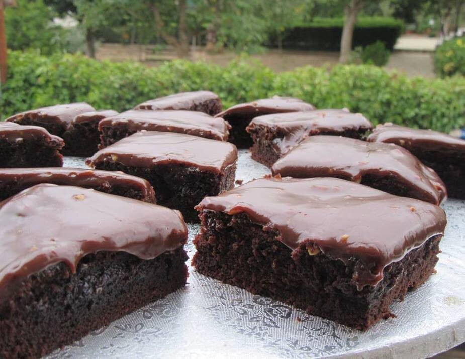 Σοκολατόπιτα που δεν στεγνώνει ποτέ – το μυστικό στο σιρόπι