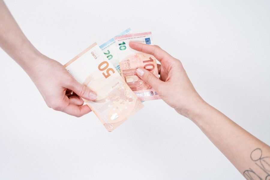 Στα ΑΤΜ το έκτακτο επίδομα παιδιού – Στα «κάγκελα» όσοι μείνανε εκτός