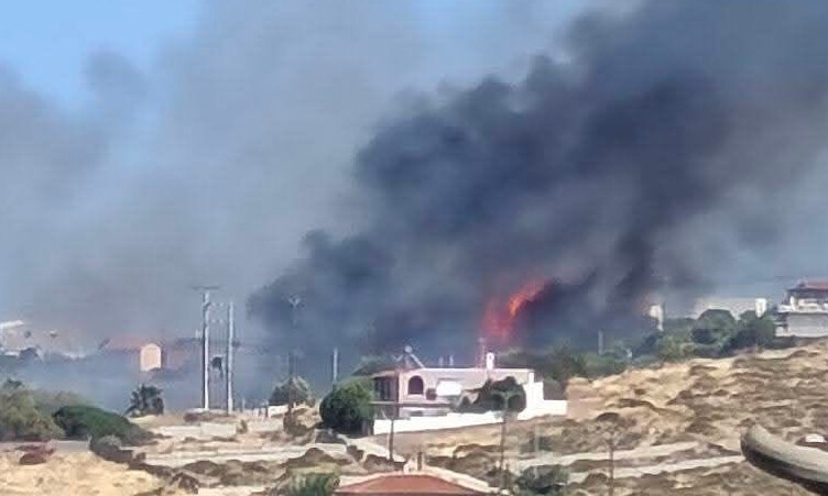 Ήχησε το 112 τώρα για εκκένωση: «Στα 20 μέτρα από τα σπίτια» η φωτιά – Ενισχύονται οι πυροσβεστικές δυνάμεις