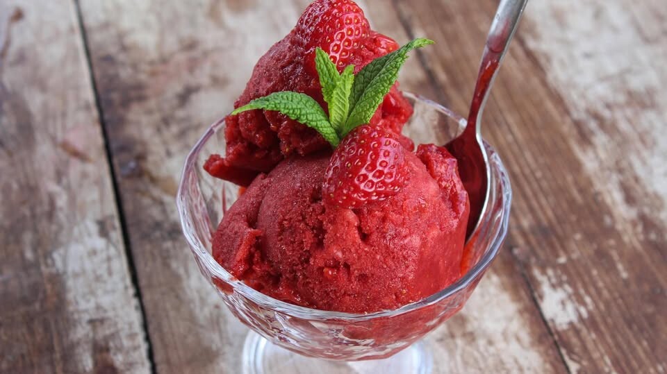 Το πιο εύκολο παγωτό φράουλα χωρίς ζάχαρη – Μόνο με 2 υλικά