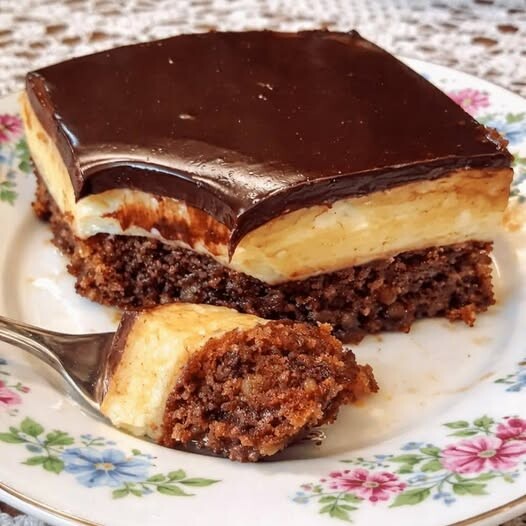 Το πιο λαχταριστό σοκολατένιο γλυκό με κρέμα – δεν μένει ούτε κομμάτι!