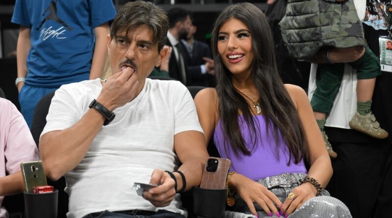 Όλοι μιλάνε για την Δέσποινα Γιαννακοπούλου: «Έφαγε λάχανο» την Καρντάσιαν, ανέβασε σέλφι να κρατάει στο χέρι αυτό και να… κρύβεται από πίσω