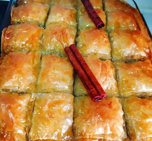 Παραδοσιακή κολοκυθόπιτα σιροπιαστή που εξαφανίζεται από το ταψί