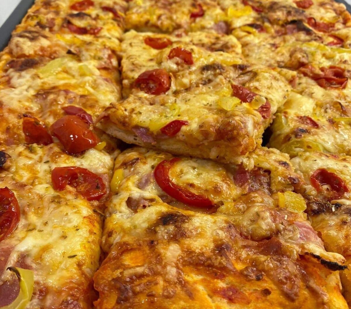 Τετράγωνη πίτσα με αφράτη ζύμη