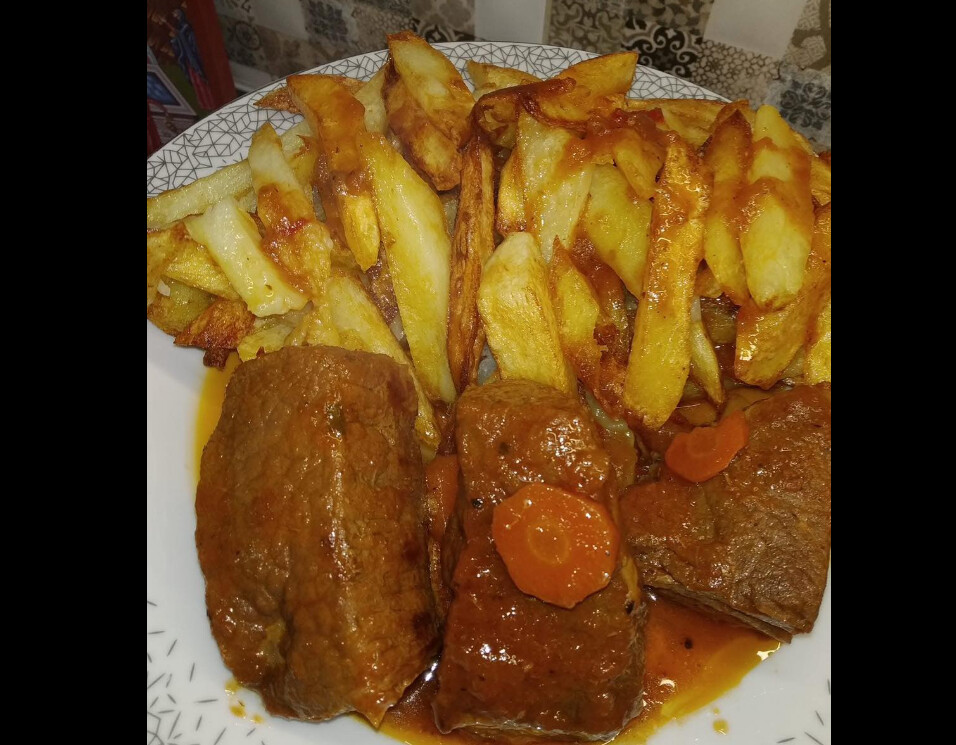 Ωραιοτατο φαγητό καλομαγειρεμένο και νόστιμο κοκκινιστό μοσχαράκι με πατάτες τηγανιτές