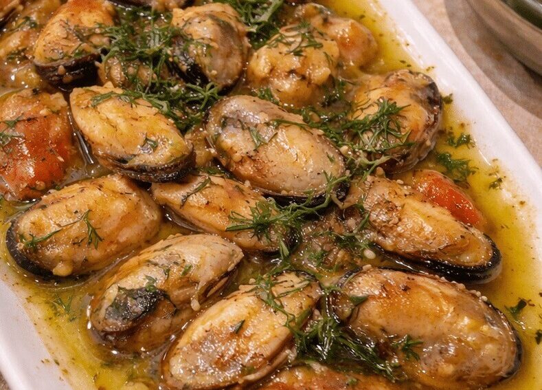 Μύδια σαγανάκι με μουστάρδα και ούζο – γρήγορο, αρωματικό και ζουμερό θαλασσινό πιάτο για κάθε περίσταση.