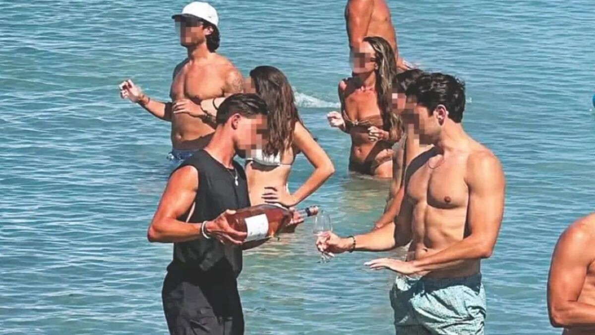Αντιδράσεις για beach bar στην Πάρο: Σερβιτόροι μεταφέρουν ποτά μέσα στο νερό