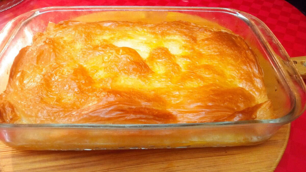 Παραδοσιακό γαλακτομπούρεκο με αφράτη κρέμα και τραγανό φύλλο