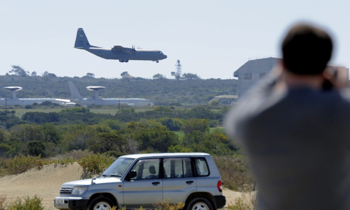 ΣΥΝΑΓΕΡΜΟΣ ΤΩΡΑ ΣΤΗΝ ΚΥΠΡΟ: «Απομακρυνθείτε από τα παράθυρα και καλυφτείτε κάτω από ανθεκτικά, συμπαγή έπιπλα»
