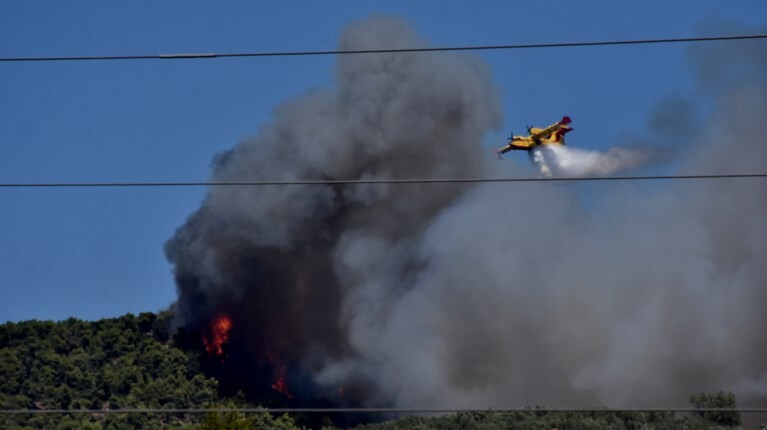 ΕΚΤΑΚΤΟ: Μεγάλη φωτιά τώρα δίπλα σε σπίτια – Στη μάχη 5 εναέρια μέσα