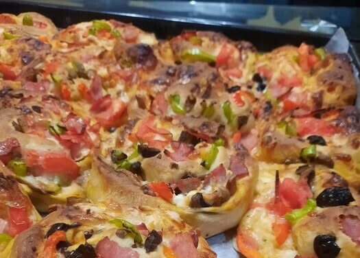 Πίτσα ρολό με αφράτη ζύμη – Εύκολη και πεντανόστιμη συνταγή