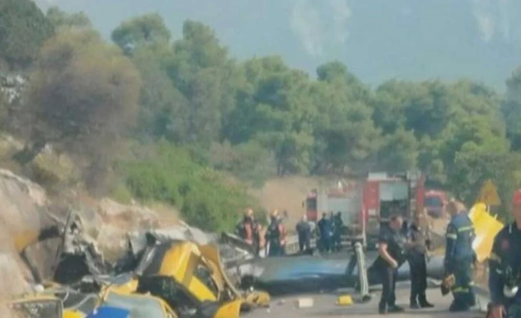 Συντριβή πυροσβεστικών ελικοπτέρων στη φωτιά της Ψάθας – Χωρίς τις αισθήσεις τους το πλήρωμα του ενός