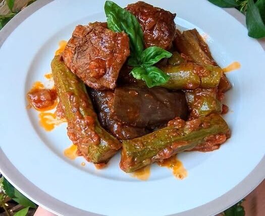 Κοκκινιστό μοσχαράκι με κολοκυθάκια και μελιτζάνες – εύκολη συνταγή